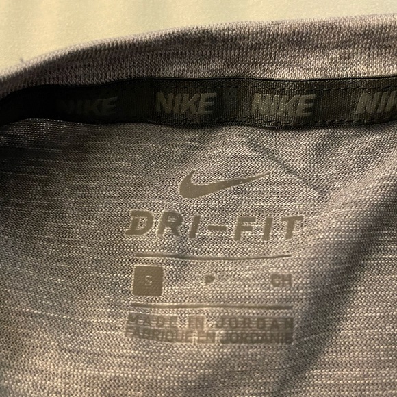 Nike Dri-Fit Boy’s Tshirt in grey with a red check| Size: S (8) - Picture 2 of 4